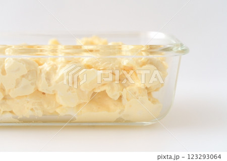 クリーミーで美味しいマカロニ入りタマゴサラダ（サンドイッチや朝食などに）- 3:2 123293064