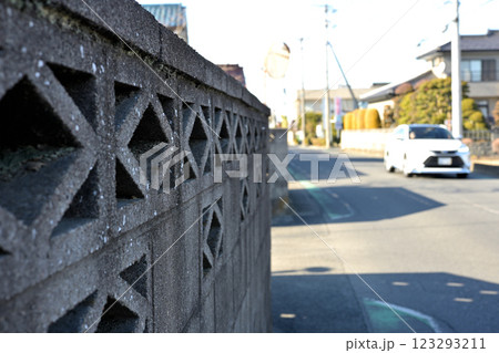 住宅街、交差点、ブロック塀、生活道路、往来 住宅街、交差点、ブロック塀、生活道路、往来 123293211