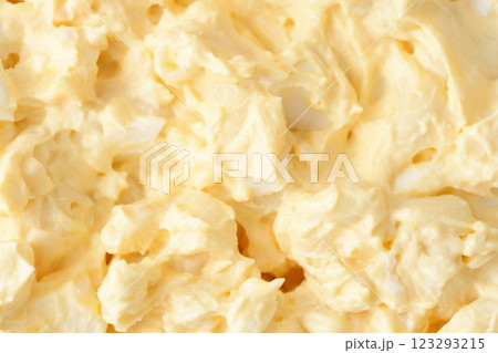 クリーミーで美味しいマカロニ入りタマゴサラダ（サンドイッチや朝食などに）- 3:2 123293215