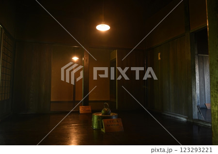 ゴールデンウィーク、山梨県北杜市小淵沢、平田家住宅、地炉の煙でいぶされた柱や壁をシモザシキから見渡す 123293221