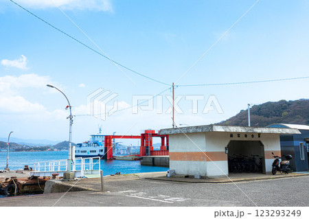 四国愛媛県松山市にある興居島にある泊港の風景 四国愛媛県松山市にある興居島にある泊港の風景 123293249