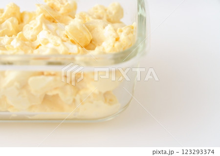 クリーミーで美味しいマカロニ入りタマゴサラダ（サンドイッチや朝食などに）- 3:2 123293374