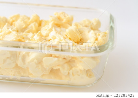 クリーミーで美味しいマカロニ入りタマゴサラダ(サンドイッチや朝食などに)- 3:2 クリーミーで美味しいマカロニ入りタマゴサラダ(サンドイッチや朝食などに)- 3:2 123293425