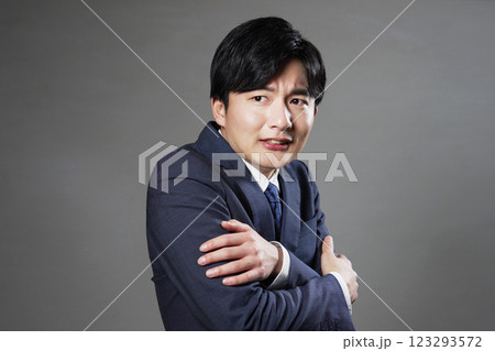 ビジネスマン　寒気　黒背景 123293572