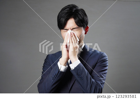 ビジネスマン　鼻をかむ　黒背景 123293581