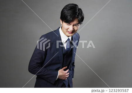 ビジネスマン 腹痛 黒背景 ビジネスマン 腹痛 黒背景 123293587