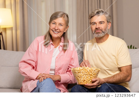 Mature couple spending time at home and feeling positive 123293647