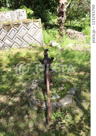 兵庫県丹波市高山寺境内の井戸くみポンプ 兵庫県丹波市高山寺境内の井戸くみポンプ 123293700