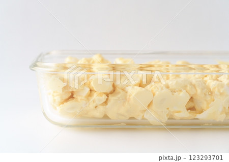 クリーミーで美味しいマカロニ入りタマゴサラダ（サンドイッチや朝食などに）- 3:2 123293701