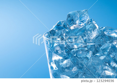 氷 イメージ　ガラス氷　水滴ナシ 123294036