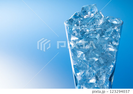 氷 イメージ ガラス氷 水滴ナシ 氷 イメージ ガラス氷 水滴ナシ 123294037