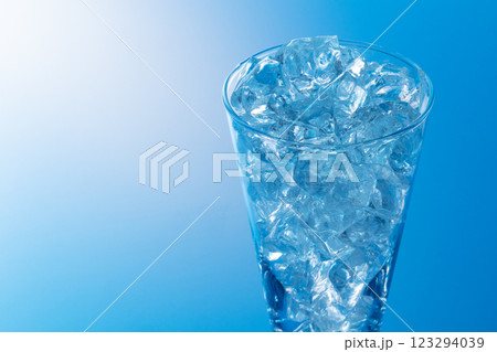 氷 イメージ　ガラス氷　水滴ナシ 123294039