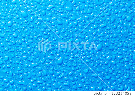 水滴のイメージ　ブルーバック 123294055