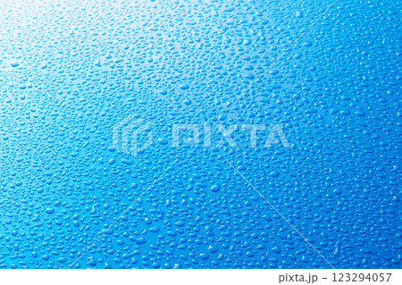 水滴のイメージ ブルーバック 水滴のイメージ ブルーバック 123294057