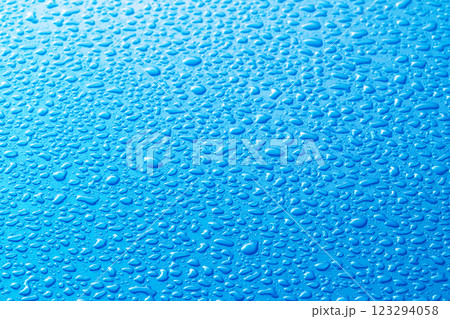 水滴のイメージ ブルーバック 水滴のイメージ ブルーバック 123294058