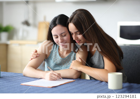 Interracial couple signing lease contarct at home 123294181