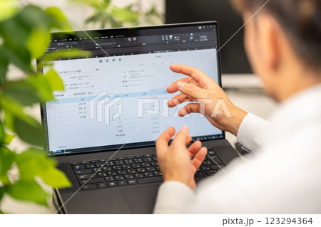 見積書　事務職　営業事務　一般事務　事務スタッフ　表計算 123294364