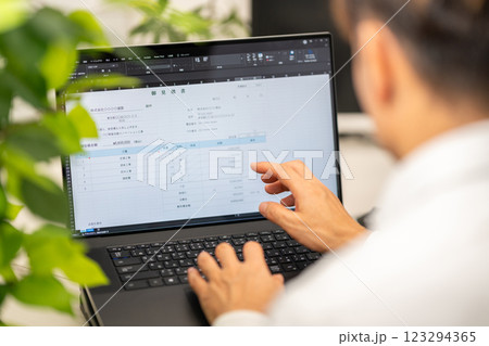 見積書　事務職　営業事務　一般事務　事務スタッフ　表計算 123294365