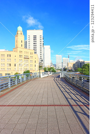 神奈川県横浜市、山下臨港線プロムナードと横浜税関の風景 123294411
