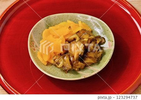 お漬物、箸休め、つけもの、沢庵、胡瓜。 お漬物、箸休め、つけもの、沢庵、胡瓜。 123294737