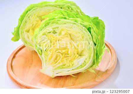 新鮮なレタス。ハーフカットの断面。 123295007