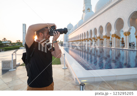 Photographer Capturing the Sheikh Zayed Grand Mosque in Abu Dhabi 123295205