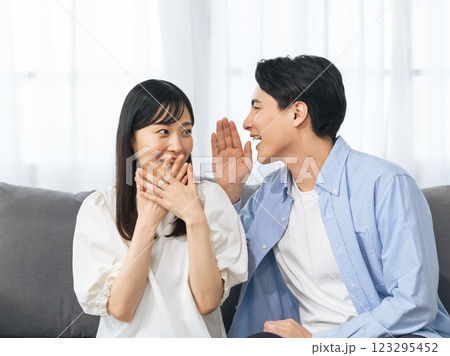 内緒話をするカップル 123295452