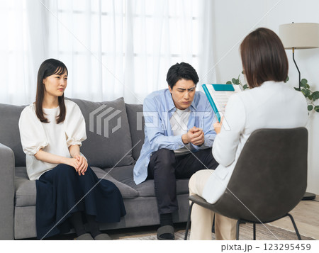 カウンセラーのカウンセリングを受ける険悪なカップル　夫婦カウンセリング　カップルセラピー 123295459