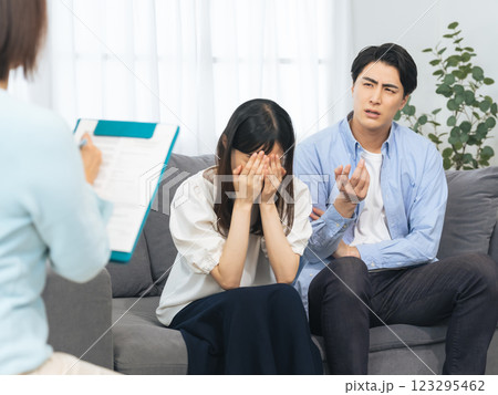 悲しい表情でカウンセラーのカウンセリングを受けるカップル 夫婦カウンセリング カップルセラピー 悲しい表情でカウンセラーのカウンセリングを受けるカップル 夫婦カウンセリング カップルセラピー 123295462