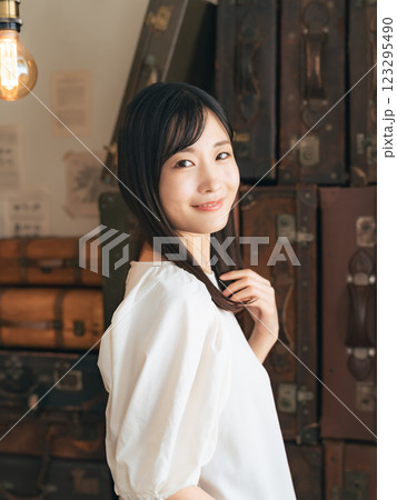 おしゃれなインテリアの女性ポートレート 123295490