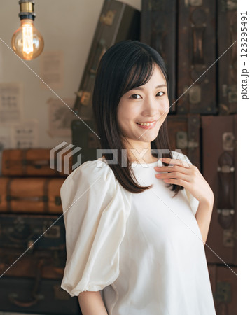 おしゃれなインテリアの女性ポートレート おしゃれなインテリアの女性ポートレート 123295491