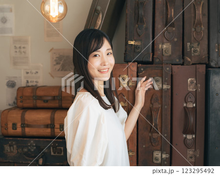 おしゃれなインテリアの女性ポートレート おしゃれなインテリアの女性ポートレート 123295492