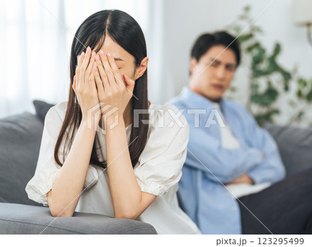 険悪な雰囲気のカップル 123295499