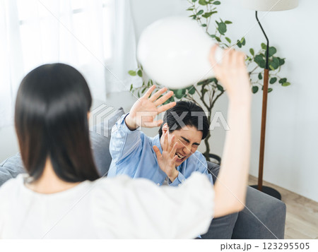 花瓶で男性を叩こうとする女性 DV 家庭内暴力 花瓶で男性を叩こうとする女性 DV 家庭内暴力 123295505