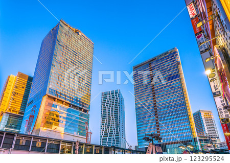 日本の東京都市景観　ウェーブ通り前から、夕日を浴びる渋谷ヒカリエなど渋谷のビル群を望む 123295524
