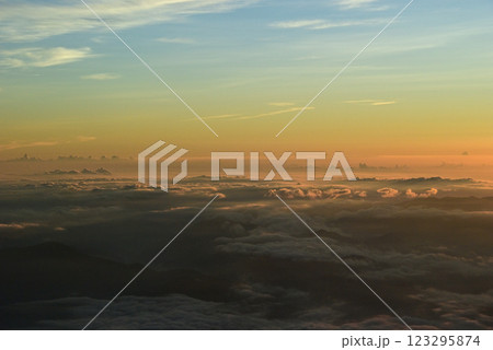 富士山から見る夜明け1 123295874