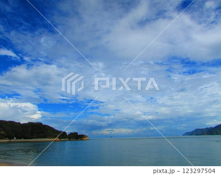 雲の多い青空と海 雲の多い青空と海 123297504