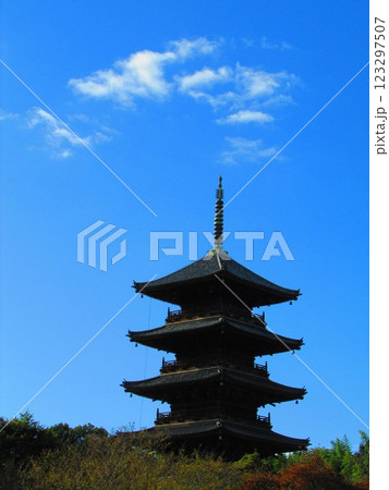 青空と備中国分寺五重塔 123297507