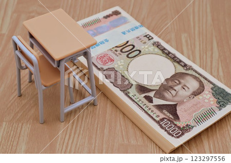 学費をイメージした写真	 123297556