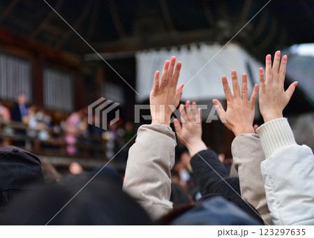 何かを求める手 何かを求める手 123297635