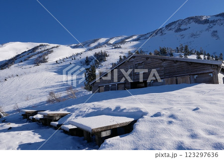 5月の降雪直後の白山砂防新道 5月の降雪直後の白山砂防新道 123297636