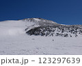 雪原続く白山弥陀ヶ原 123297639