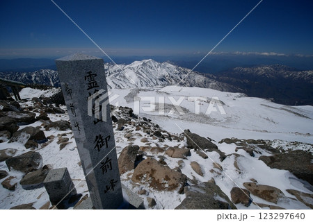 快晴の白山御前峰山頂 123297640