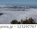 雲海と残雪の山 123297767