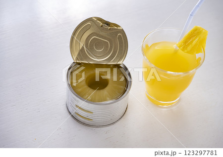 缶詰カットしたパイナップルとパインジュース 123297781