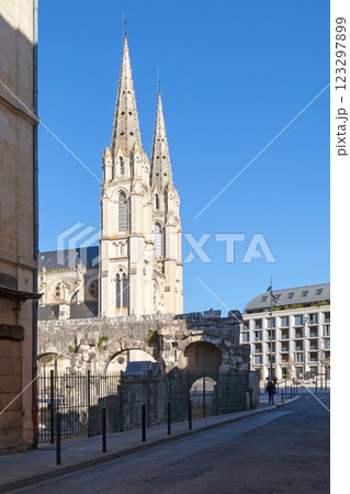 The Augustus Gate and the Saint-Baudile church in Nimes 123297899