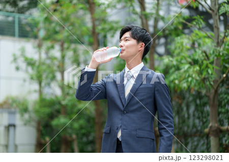 男性　ビジネス 123298021