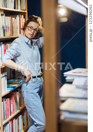 Female librarian in glasses reading a book 123298262