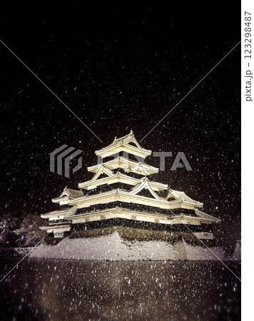 雪化粧をした松本城 雪化粧をした松本城 123298487