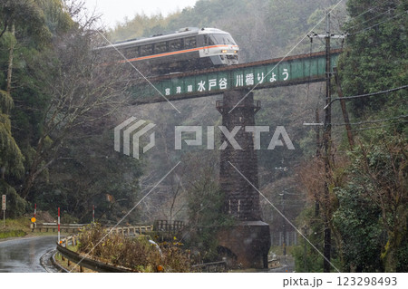 【宮豊線】時雨の水戸谷川橋りょうを通過する特急たんごリレー号 【宮豊線】時雨の水戸谷川橋りょうを通過する特急たんごリレー号 123298493